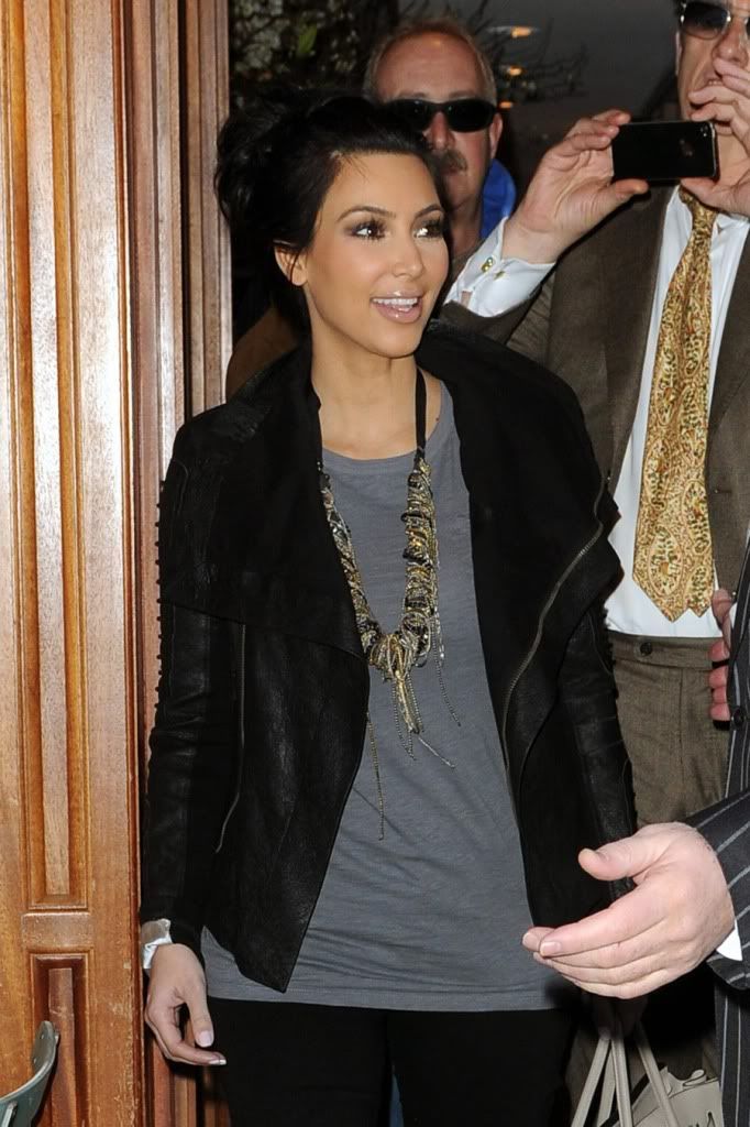 kim kardashian shoes 2011. Kim Kardashian spotted in New
