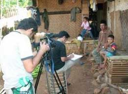 BARANG DAGANGAN-Kemiskinan tak henti-hentinya dijadikan komoditas. Mulai dari Televisi, Partai Politik, Capres cawapres, bahkan baru-baru ini akan dijadikan sebagai Objek wisata, Seperti yang terjadi di jakarta dengan nama Jakarta Hidden Area Tour. (Sumber Foto: www.blogspot.com) Barang Dagangan